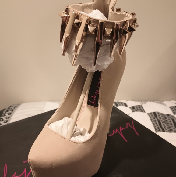 Heels - Picture 3 of 6